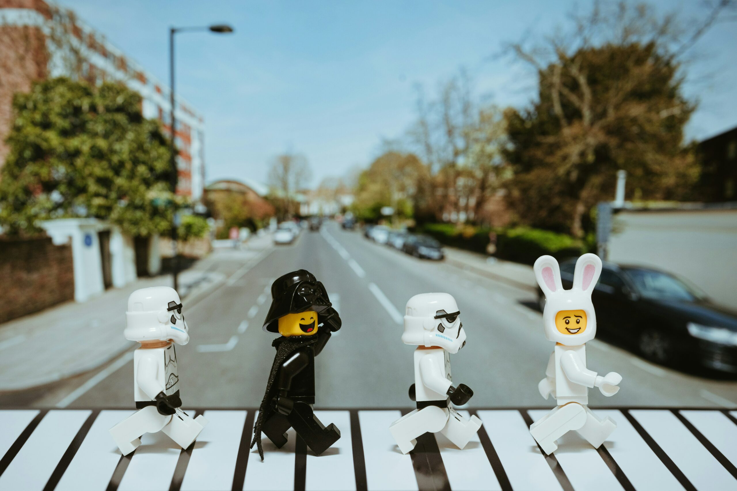 Playmobil représentant les Beatles traversant un passage piéton en file indienne sur la pochette d'album Abbey road.