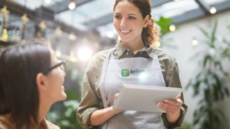 Serveuse utilisant l'application Briian