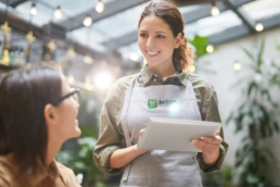 Serveuse utilisant l'application Briian