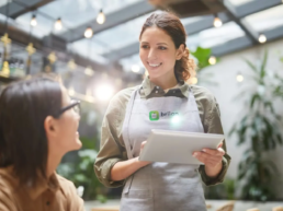 Serveuse utilisant l'application Briian